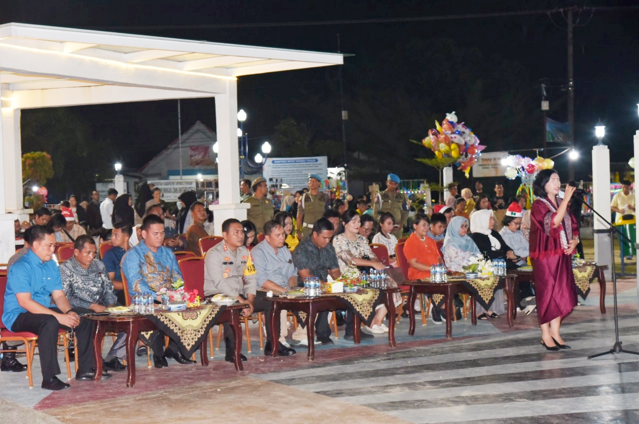 Pemkab Tapteng Gelar The Christmas Season Di Alun-Alun Kota Pandan